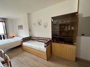 a bedroom with a bed and a dresser at Casa Del Tramonto-Golden House in Dosso