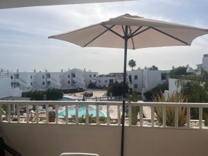 Bazén v ubytování Appart Cosy vue piscine, wifi, à 500 m plage nebo v jeho okolí