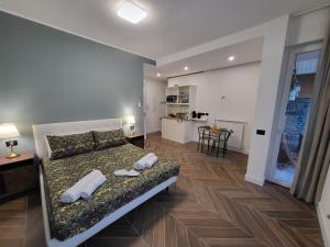 a living room with a bed and a kitchen at Casa Hanna3 in Intra
