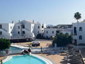 Bazén v ubytování Appart Cosy vue piscine, wifi, à 500 m plage nebo v jeho okolí