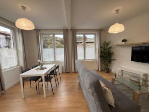 Μια τηλεόραση ή/και κέντρο ψυχαγωγίας στο Apartamentos Villacarriedo