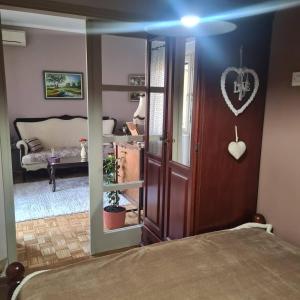 Llit o llits en una habitació de Apartman EXKLUZIV