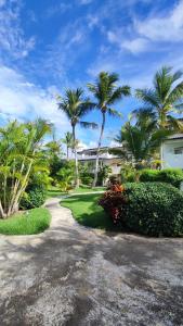 una entrada con palmeras frente a una casa en Caribe Home Dominicus Oleandra 3, en La Laguna