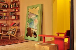 オスロにあるScandinavian Design Hideawayのテーブルと椅子が備わるカラフルな客室です。