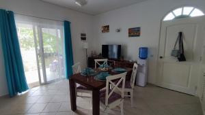 a dining room with a table and chairs and a kitchen at Caribe Home Dominicus Oleandra 3 in La Laguna