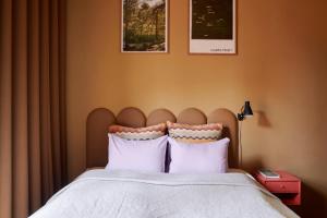 オスロにあるScandinavian Design Hideawayのベッドルーム1室(ベッド1台、枕2つ付)