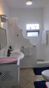 Un baño blanco con lavabo y bañera. en Caribe Home Dominicus Oleandra 3, en La Laguna