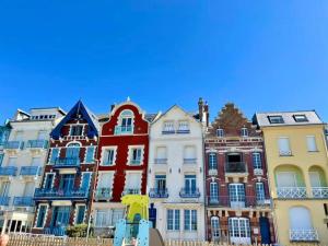 a row of colorful houses in a city at Gîte la grange in Méneslies