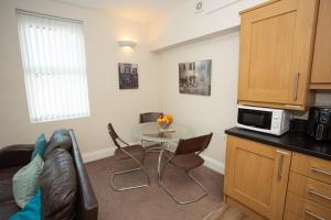 Η κουζίνα ή μικρή κουζίνα στο Norton Serviced Apartments