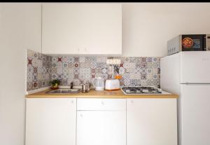 Kuchyňa alebo kuchynka v ubytovaní Perla Home Speciale Vacanze 2025 Casa perfetta per gruppi coppie e famiglie vivi la Sicilia a modo tuo