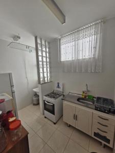 Nhà bếp/bếp nhỏ tại Excelente apartamento na praia do Forte