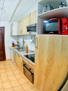 O bucătărie sau chicinetă la Duplex Toti la - TropicalKaz Guadeloupe
