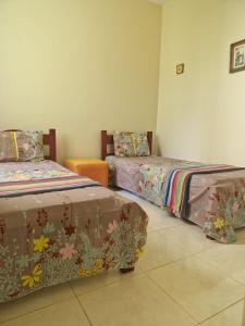 Giường trong phòng chung tại Excelente apartamento na praia do Forte