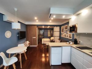 a kitchen and living room with a table and chairs at luzycolor Prohibido Fumar in Coslada