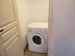 a washer and dryer in a small room at Villa 6 ch ,20 per, piscine chau in Le Thoronet