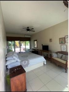 un dormitorio con una cama y un sofá en Casa Buena Vida Monterrico, en Taxisco 63 fotos más