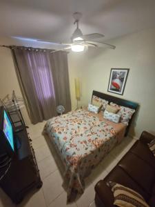 Giường trong phòng chung tại Excelente apartamento na praia do Forte
