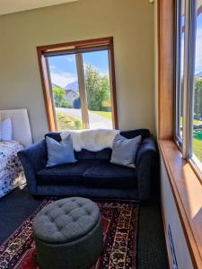 Area soggiorno di Studio Nestled in Ridgecrest