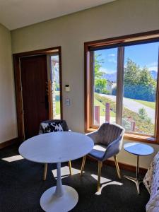 Area soggiorno di Studio Nestled in Ridgecrest