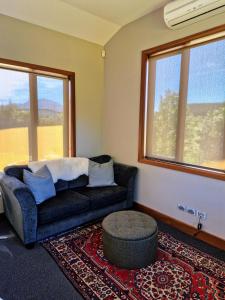 Area soggiorno di Studio Nestled in Ridgecrest