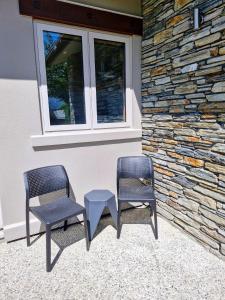 Area soggiorno di Studio Nestled in Ridgecrest