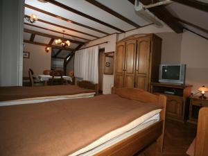 Giường trong phòng chung tại Apartments Vrata Baranje