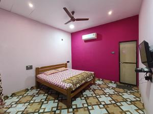 Llit o llits en una habitació de Sindhu Swarajya