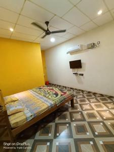 Llit o llits en una habitació de Sindhu Swarajya