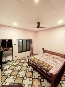 Llit o llits en una habitació de Sindhu Swarajya