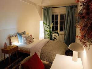 a bedroom with a bed and a window at Dom pod Agatową Skałą we Wleniu in Wleń