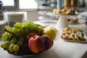 a bowl of fruit sitting on a table at Hotel Royal in Giulianova