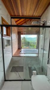 Pousada Vista do Céu في مونتي فيردي: حمام مع دش ومرحاض ونافذة
