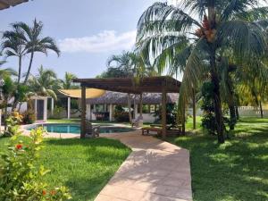 Monterico- Casa en la playa Pitas2外面的花园