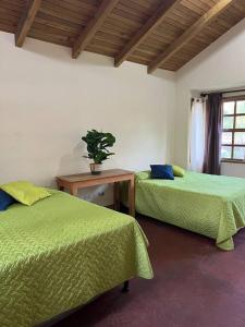 Monterico- Casa en la playa Pitas2客房内的一张或多张床位