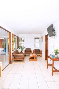 El GaritónMonterico- Casa en la playa Pitas2的客厅配有沙发和电视,铺有瓷砖地板。