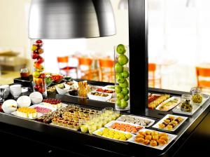 ein Buffet mit vielen verschiedenen Speisen in der Unterkunft Campanile Hotel Beauvais in Beauvais