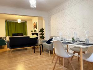 ein Wohnzimmer mit einem Tisch und einem Klavier in der Unterkunft Lovely Spacious House Family & Contractor Friendly 3 Bedroom Near Leeds Centre Sleeps 8 in Beeston + 30 Fotos