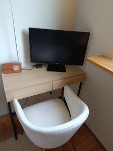 Televízia a/alebo spoločenská miestnosť v ubytovaní Coco Chanel Cosy 45 m2 city centre fast wifi
