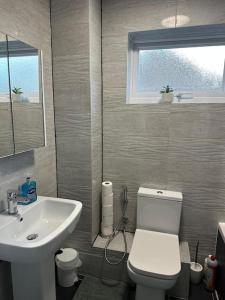 Ένα μπάνιο στο Indulgent Cozy 2 BR Home