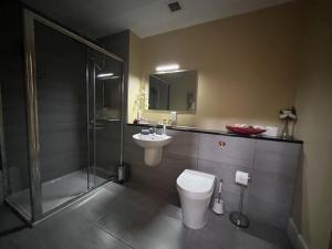 Ένα μπάνιο στο The Classrooms, Loch Ness Abbey - 142m2 Lifestyle & Heritage apartment - Pool & Spa - The Highland Club - Resort on lake shores