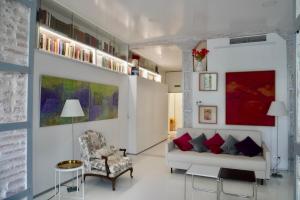 a living room with a white couch and red pillows at San José y Maderuelo B in Ávila