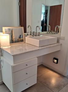 a bathroom with a sink and a large mirror at Hermosa casa de diseño en las lomas in Miramar
