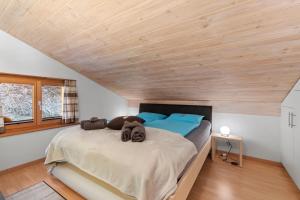 a bedroom with a large bed with blue pillows at Stilvolle 2.5 Zimmer Wohnung nähe Skigebiet in Savognin