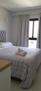 een slaapkamer met een bed met twee handdoeken erop bij Complejo Cantal Porto in Salta +24 foto's