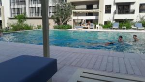 drie personen in een zwembad in een gebouw bij Complejo Cantal Porto in Salta