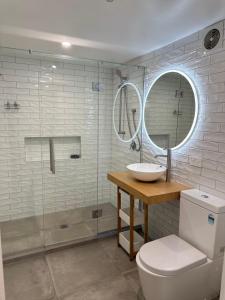 Bilik mandi di 66 Express luxury apartment in New Market