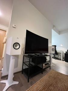 ヘルシンキにあるMP Tripla Luxury Apartment Helsinkiのリビングルーム(薄型テレビ、スピーカー付)