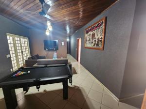 a living room with a pool table and a couch at Recanto do Bem-Te-Vi in Olímpia