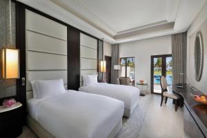 Voodi või voodid majutusasutuse Al Bustan Palace, a Ritz-Carlton Hotel toas