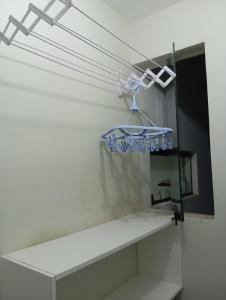 ein Ankleidezimmer mit einem Regal und einem Spiegel in der Unterkunft Novo Horizonte in Garanhuns + 14 Fotos